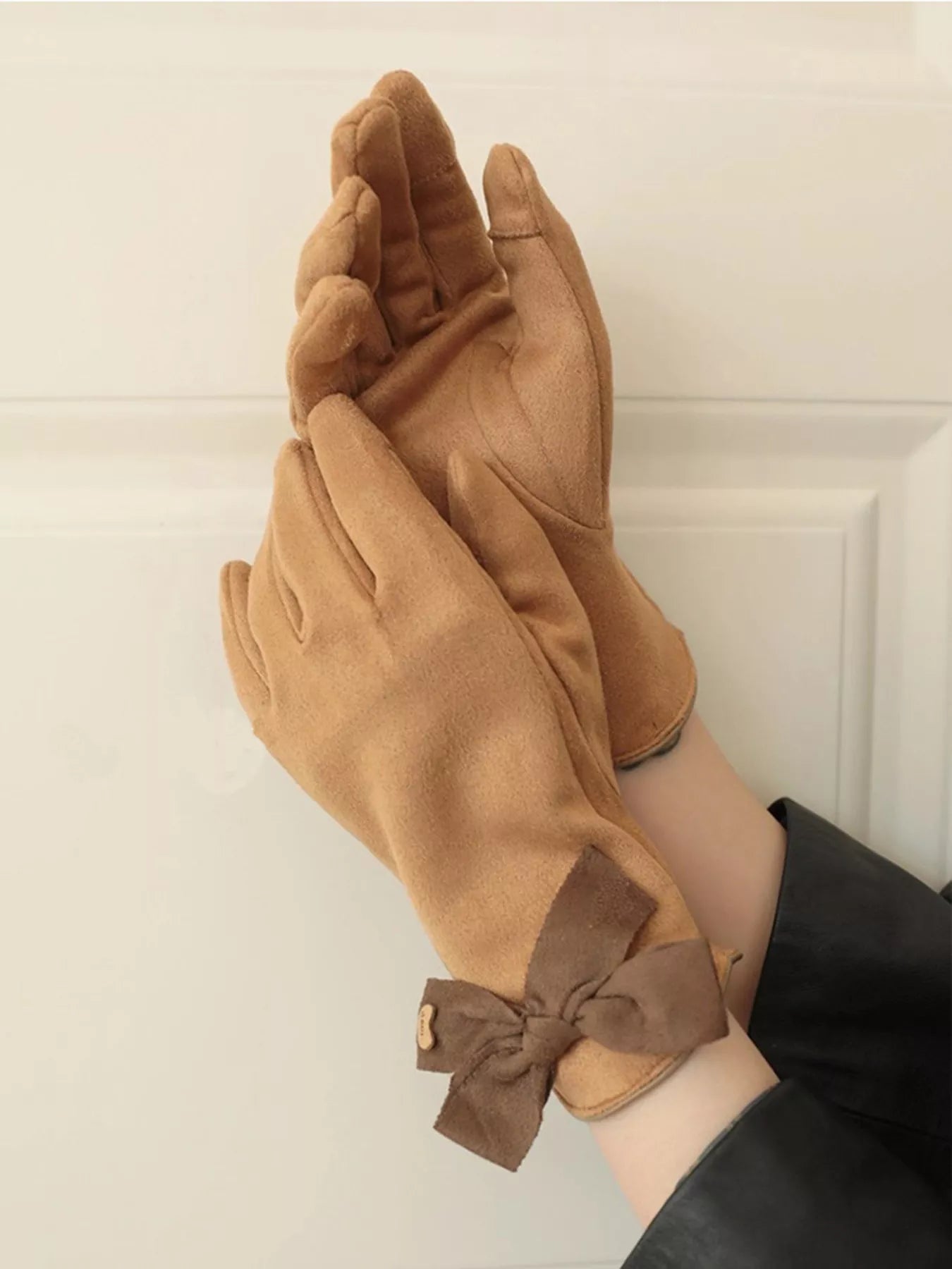 Bow-Decorated Gloves -