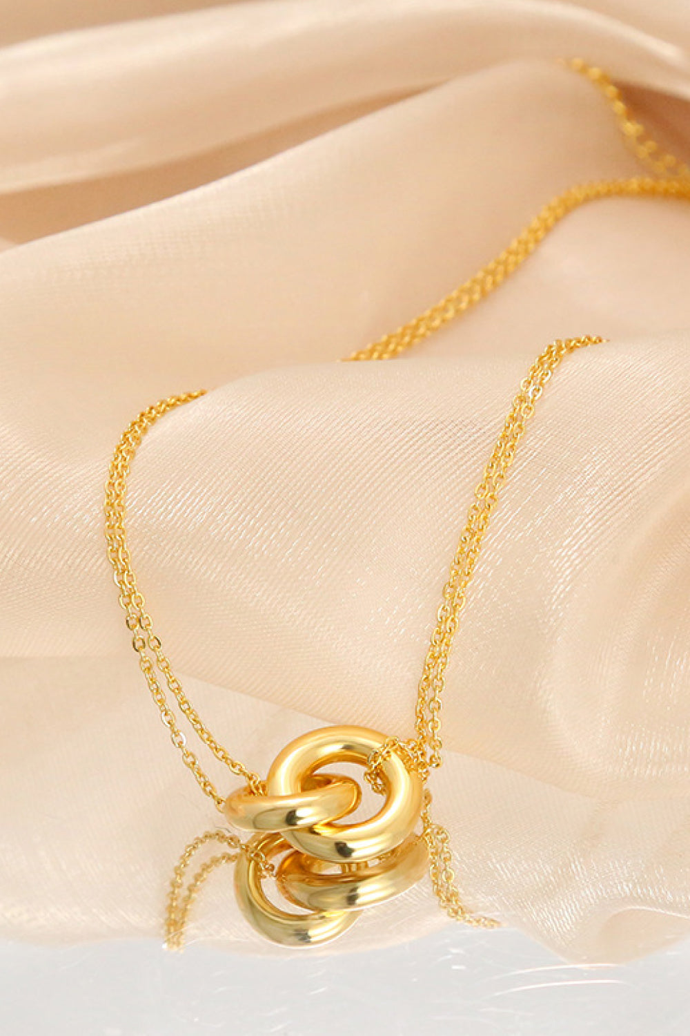 Linked Ring Pendant Chain Necklace -