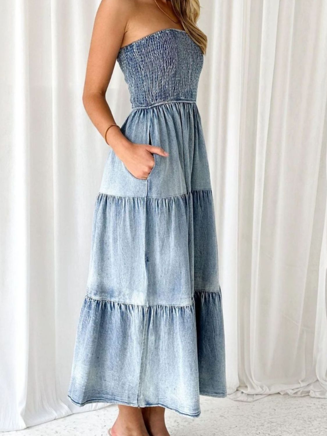 Vestido denim escalonado con tubo fruncido y abertura