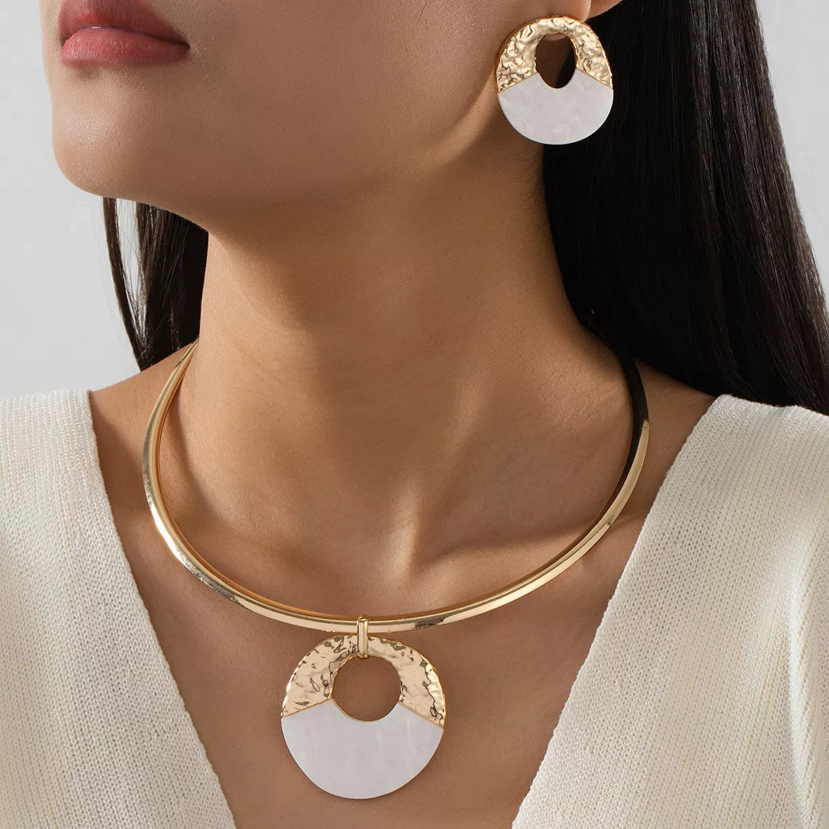 Circle Pendant Necklace and Earrings Jewelry Set - Gold One Size