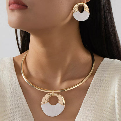 Circle Pendant Necklace and Earrings Jewelry Set - Gold One Size