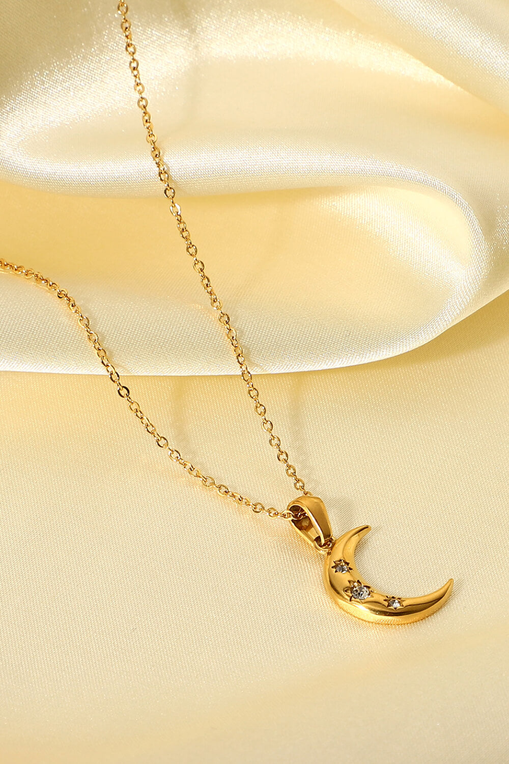 Moon Pendant Necklace - Gold One Size